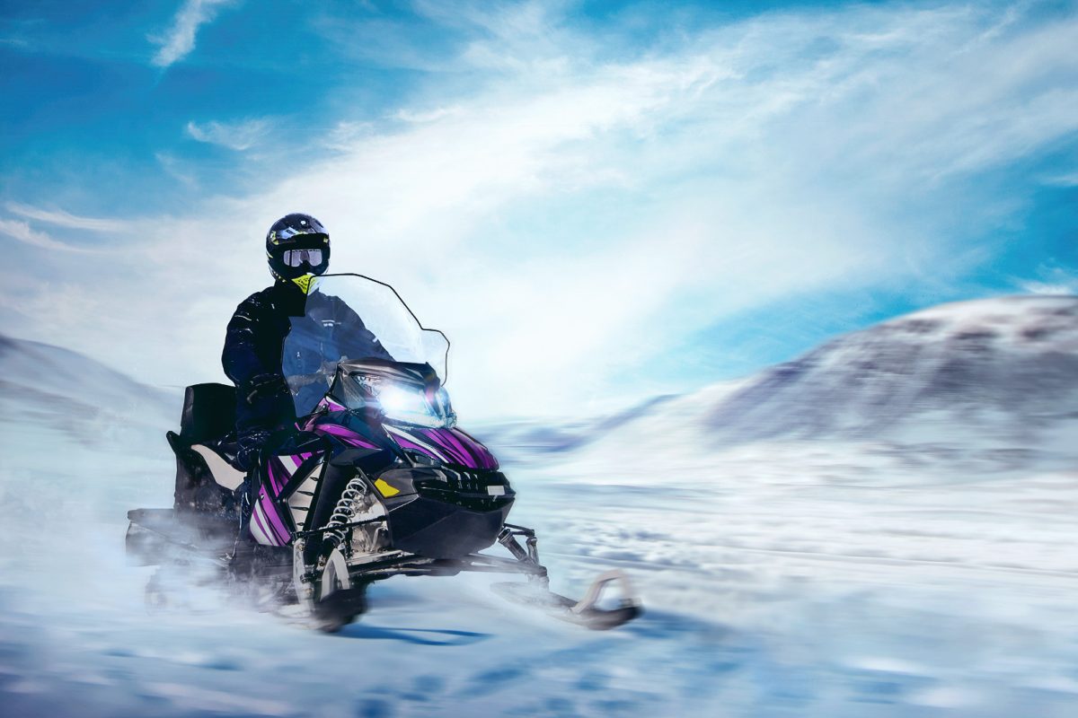 Daytime electric snowmobile tour in Lapland