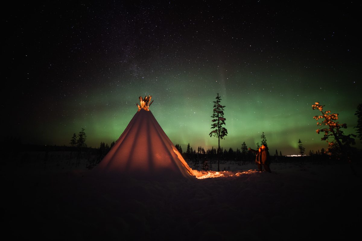 Aurora tour rovaniemi couple wathing the sky